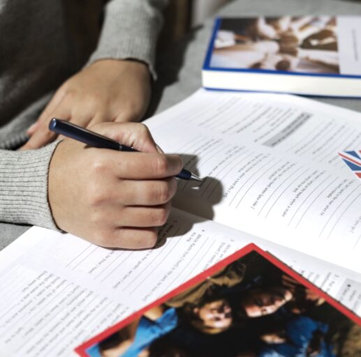 libro-de-ingles-descansando-sobre-la-mesa-del-espacio-de-trabajo