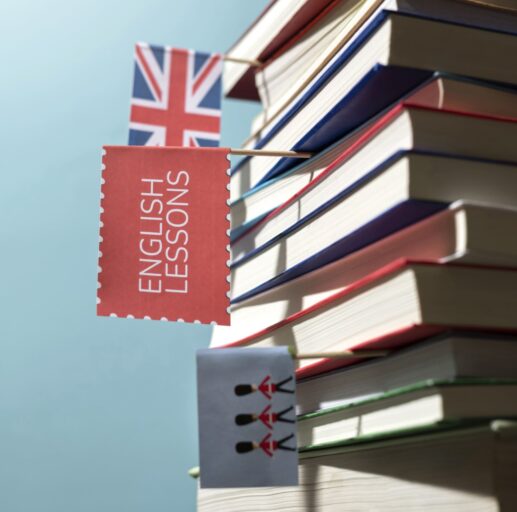 pilas-de-libros-de-ingles-en-la-mesa-del-espacio-de-trabajo