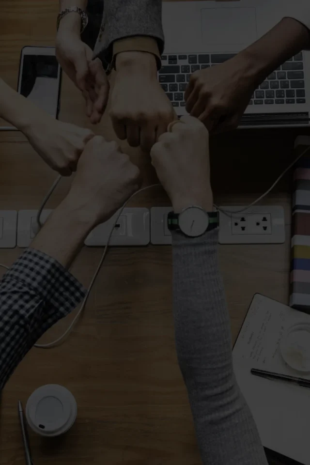 colegas-dando-un-golpe-de-puno