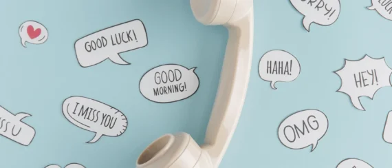 endecha-plana-de-receptor-de-telefono-con-burbujas-de-chat