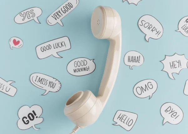 endecha-plana-de-receptor-de-telefono-con-burbujas-de-chat