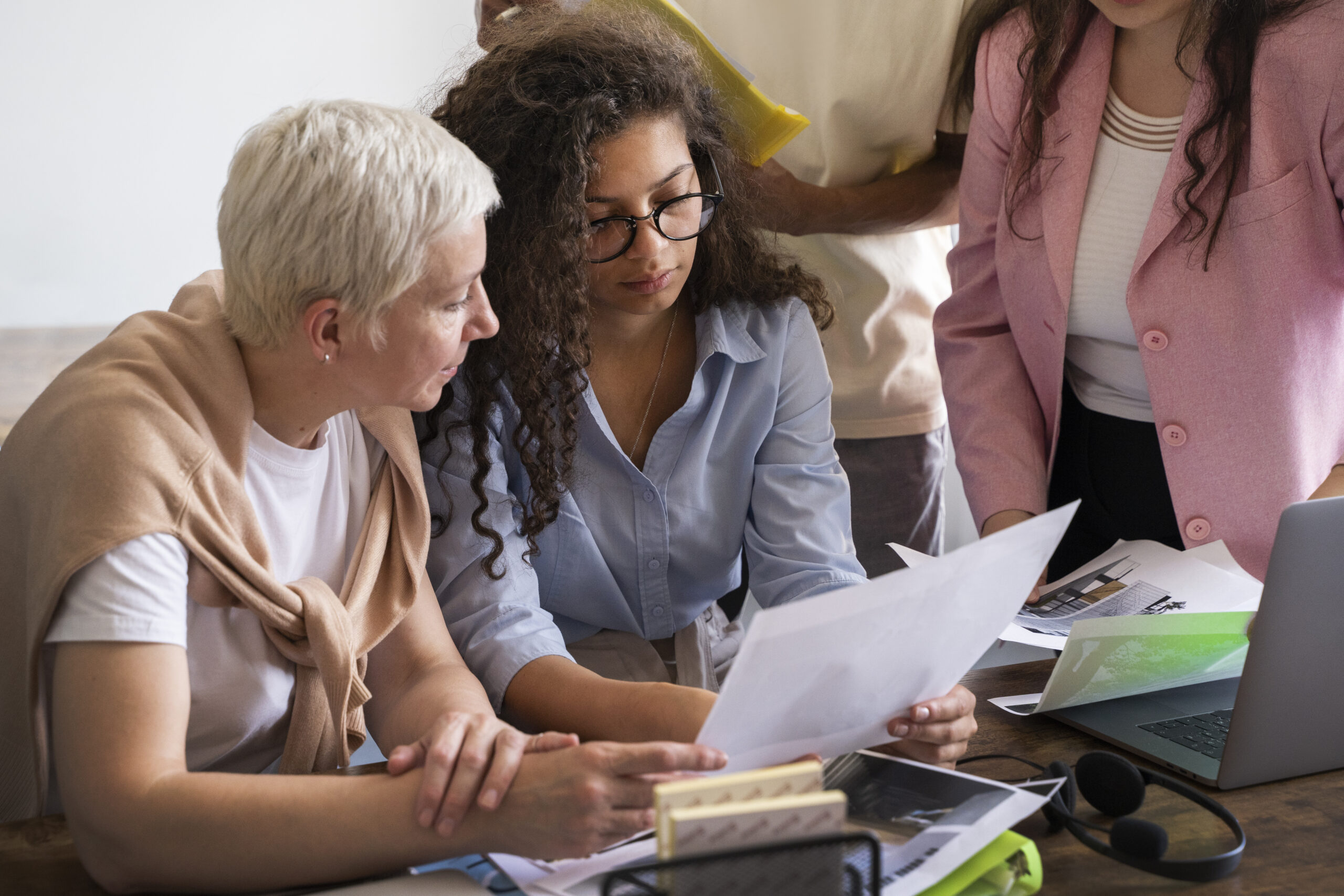 vista-lateral-de-mujeres-trabajando-juntas