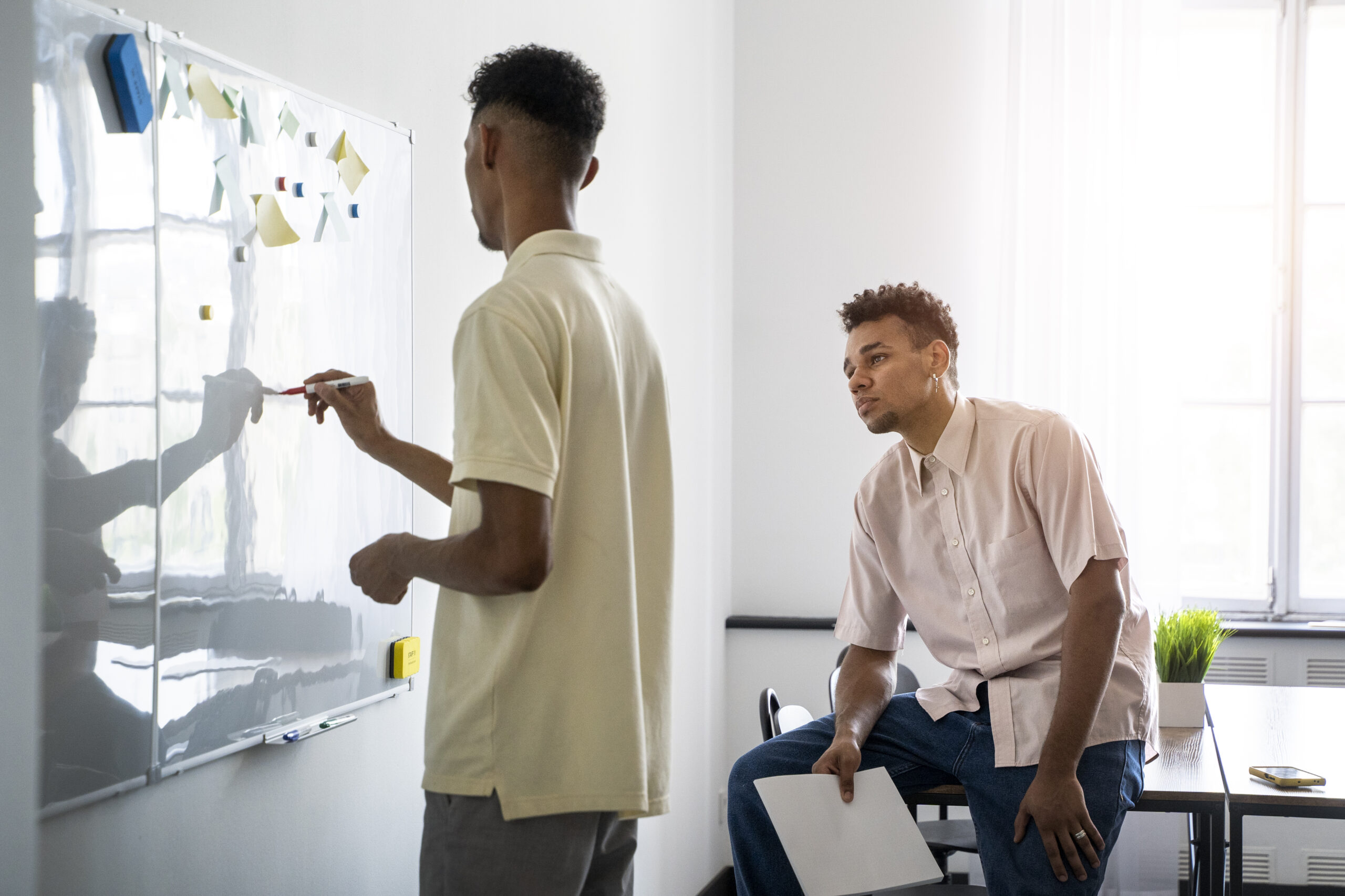 vista-lateral-hombre-escribiendo-en-pizarra